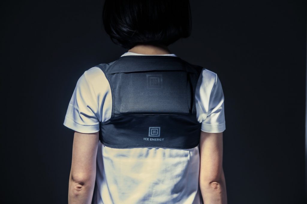 ベスト黒女性着用